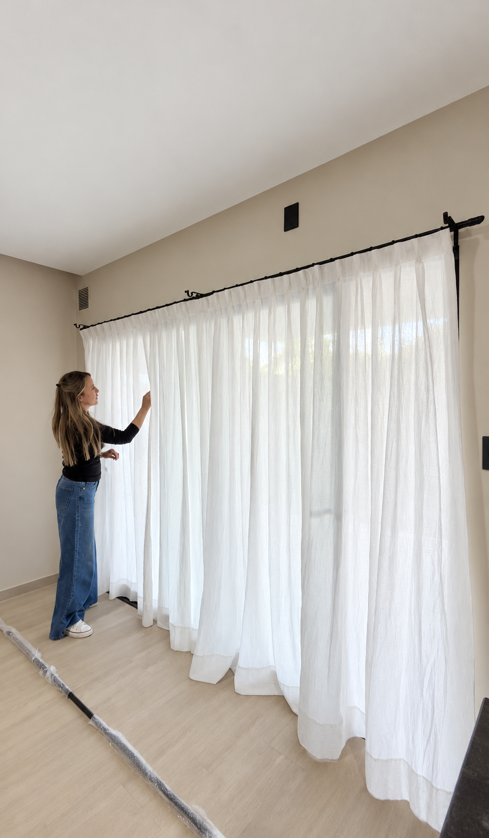 Ajuste de cortinas en un ambiente interior